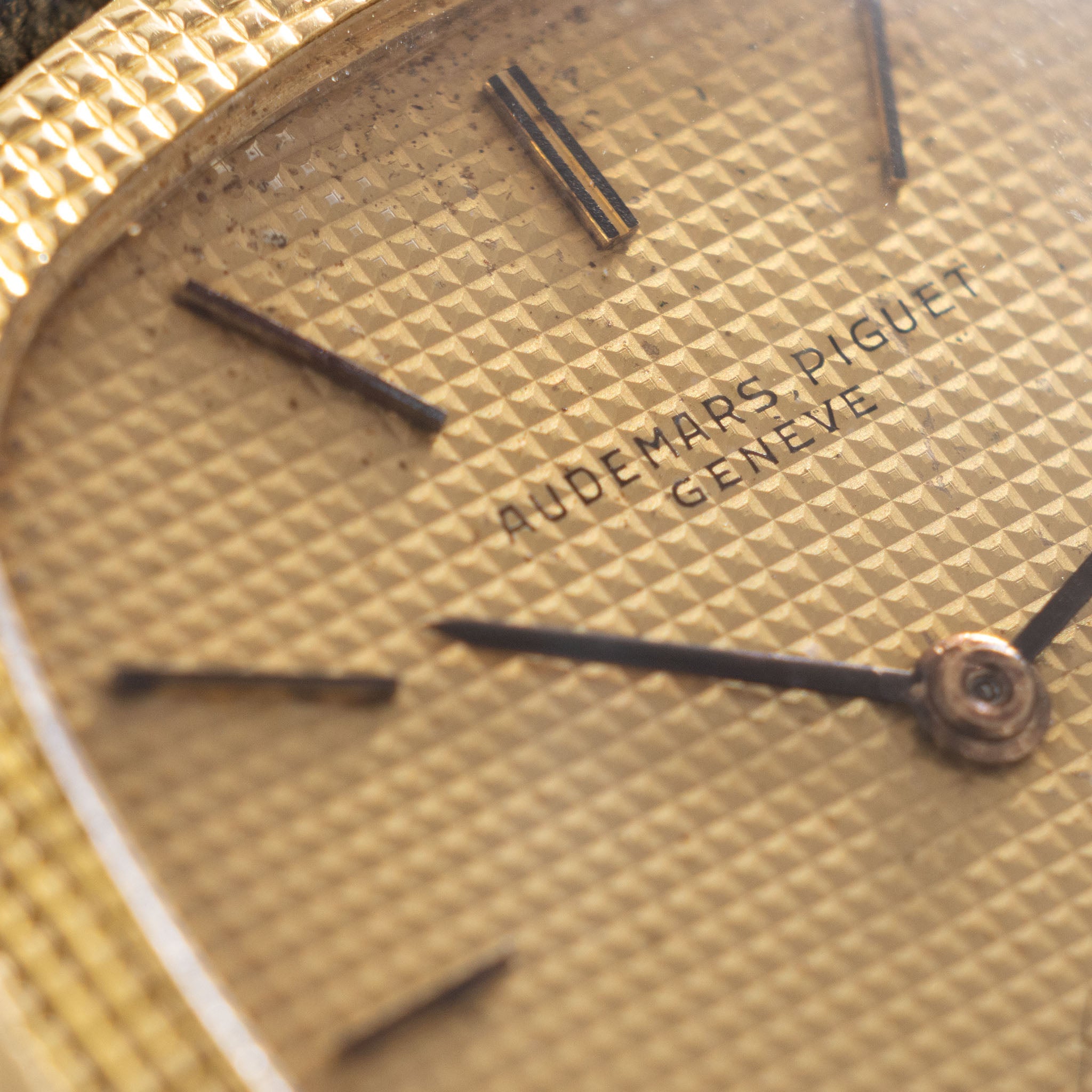 Audemars Piguet 18 k yellow gold Ultra thin dress watch Clous de Paris  finish ref 5279