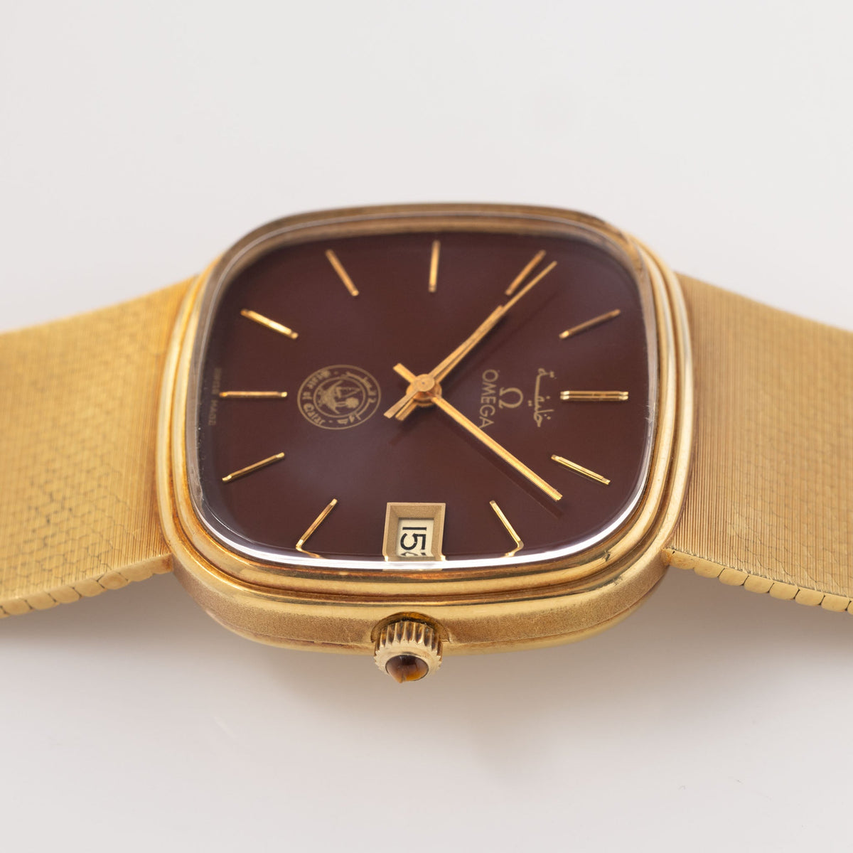 
Omega "State of Qatar" Squared Dresswatch Oxblood Stella-esque Dial from Original Owner Family in 18k yellow Gold with integrated Woven Bracelet 
